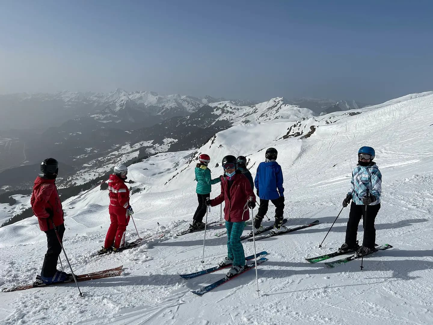 Ecolianers skiing on the piste above Hasliberg