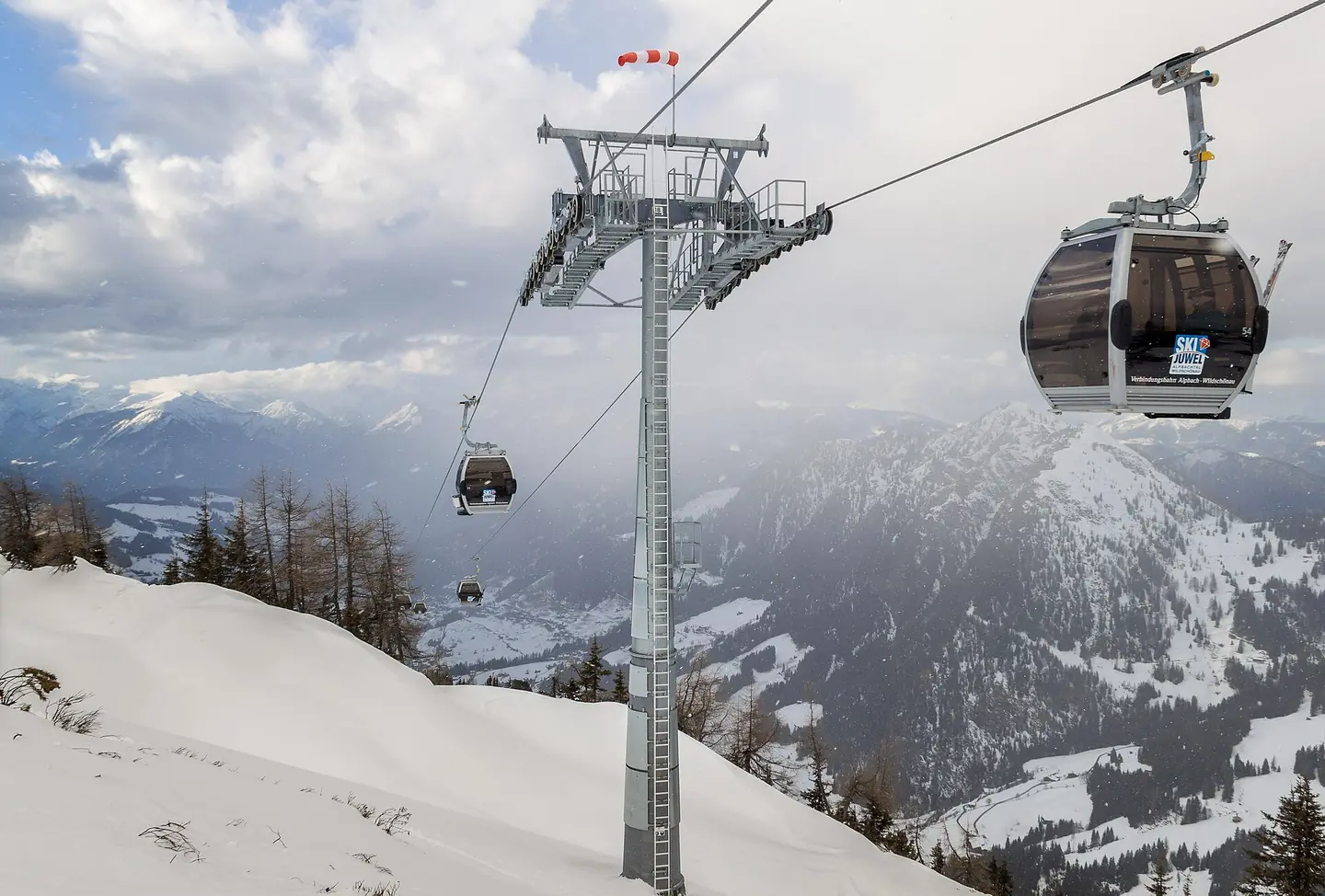 Verbindungsseilbahn Alpbach-Wildschönau, neben der oberen Station Schatzbergbahn II