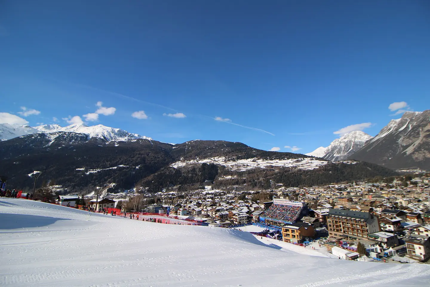 Lo Stelvio Ski Centre nel corso della manche di discesa libera della combinata a squadre sulla pista Stelvio di Bormio alle Olimpiadi invernali 2026. Foto scattata il 9 febbraio 2026 a Bormio
