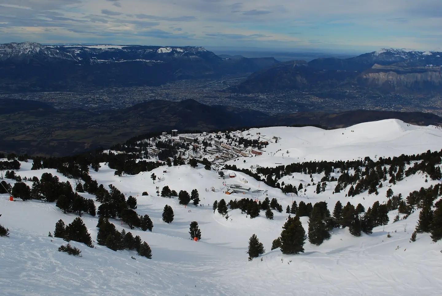 Pohled na Grenoble z lyžařského střediska Chamrousse
