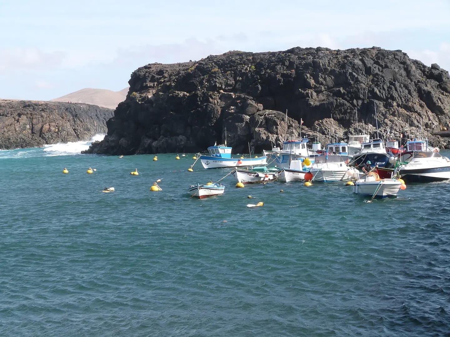 Bateaux de pêche à l'abri, dans le port d'El Cotillo. El Cotillo est un haut lieu du surf