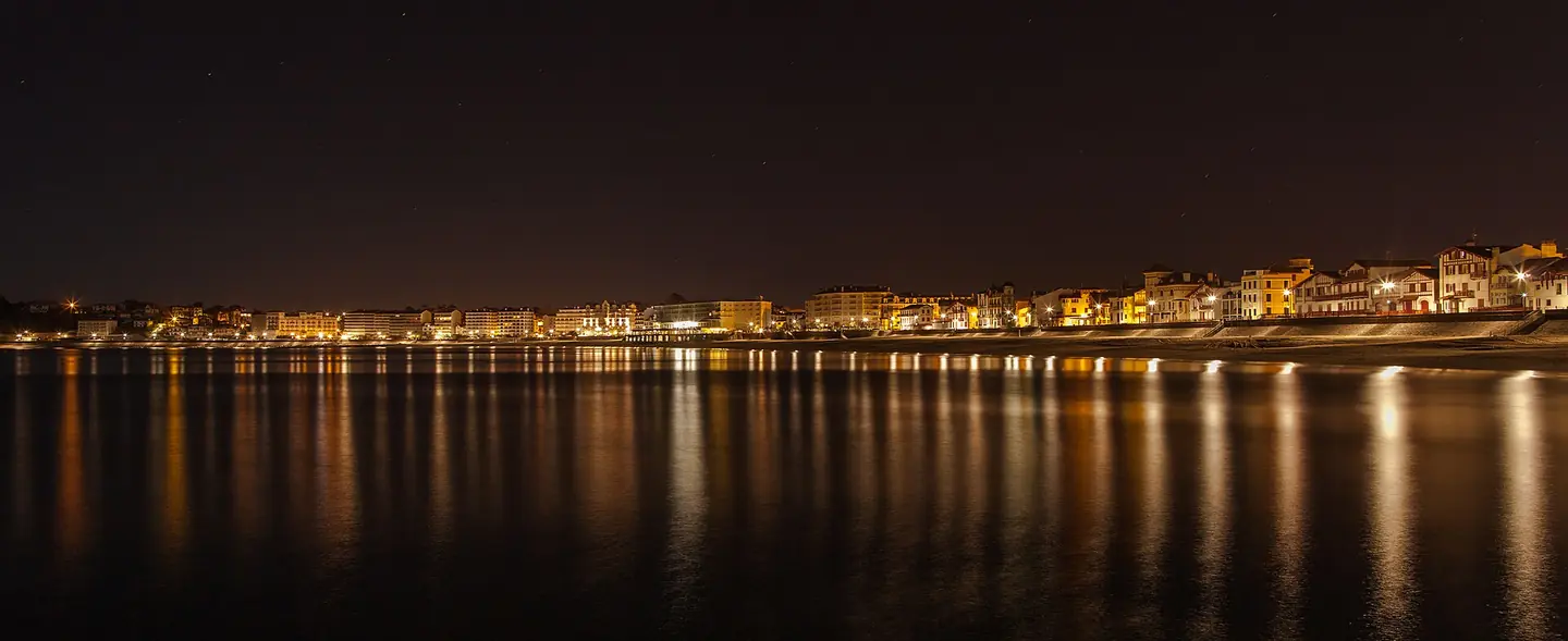 La baie de Saint de Luz de nuit