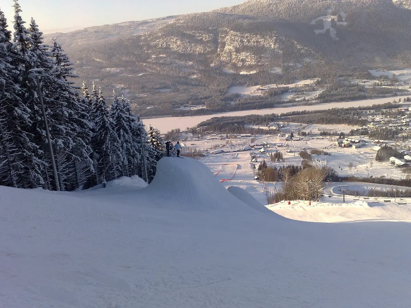 Hafjell is a village and a ski resort in Norway , in the Øyer municipality in the county of Oppland . Hafjell hosted the alpine skiing technical events (giant slalom and slalom) at the 1994 Winter Olympics