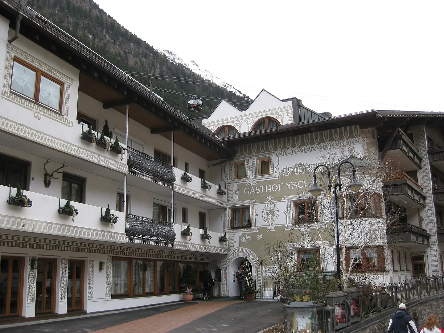 Photo of the town Ischgl, including a cabin leading tourists to the ski pists