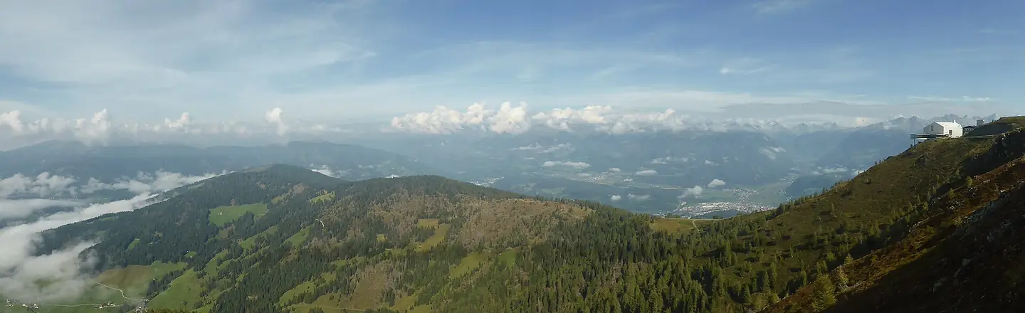 Vue depuis le Plan de Corones (Kronplatz) dans le Tyrol du Sud. La ville en contrebas est Bruneck