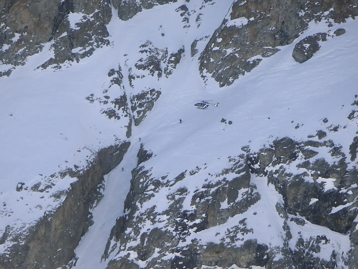 Off-piste skiers at risk, rescued by an helicopter