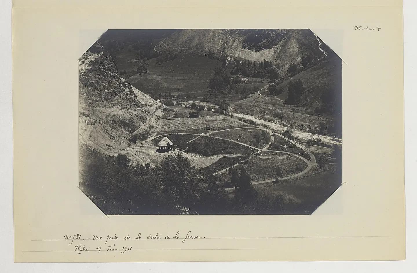 Photographie en noir et blanc de la restauration des terrains en montagne. Mots-clés : Arboretums ; La Grave ; Hautes-Alpes (France)