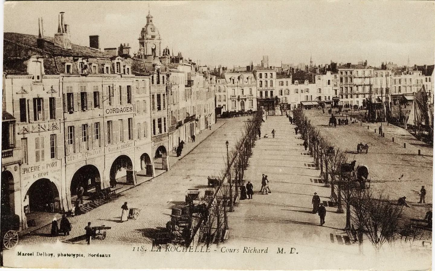 Le port de La Rochelle: le Cours Richard (Cours des Dames en 2009). La Rochelle, Charente Maritime, France