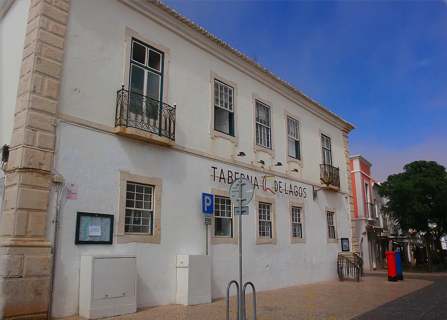 Restaurant Sal & Companhia located on the Rua 25 de Abril within the town of Lagos, Algarve, Portugal