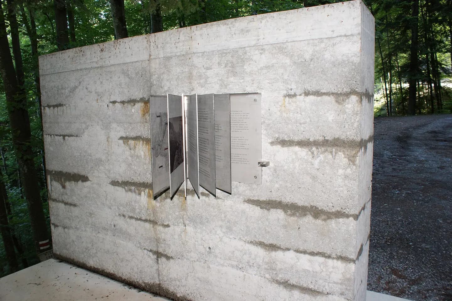 The Masella hut was a former refuge for woodworkers, which is remembered today with an art object. It stands at around 730 masl. in the Frödischem valley / Wiegentobel