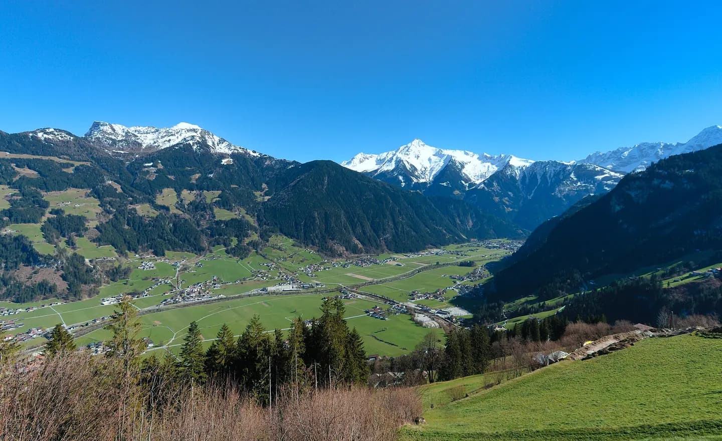The Zillertal ( Zillertal Valley ) seen from the Schwendbergstraße (L52) in Tyrol , Austria