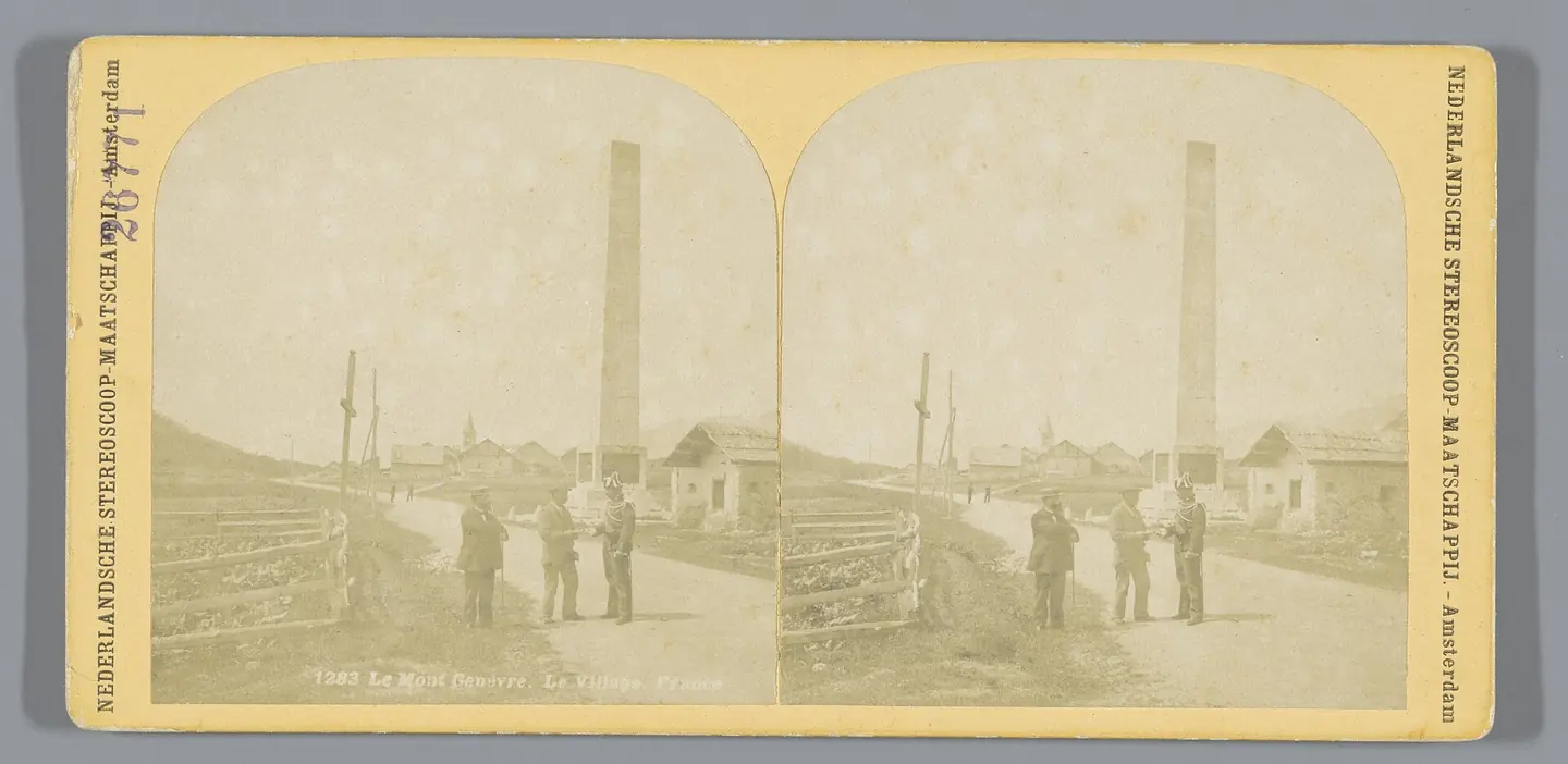 Gezicht op het monument voor de Montgenèvrepas bij Montgenèvre Le Mont Genèvre. Le Village. France (titel op object), RP-F-F06636