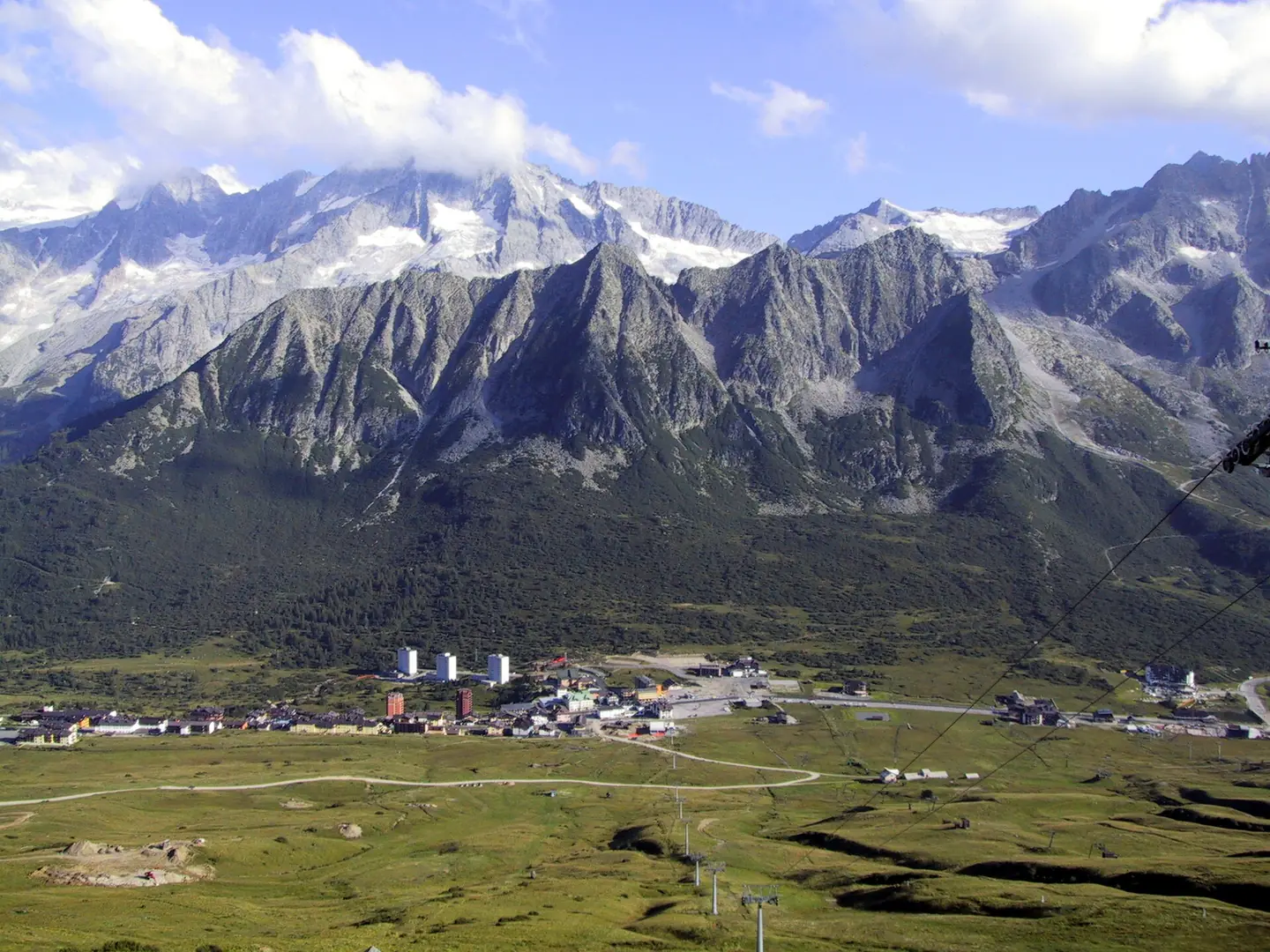 Passo del Tonale ripreso dall'arrivo delle seggiovia Alpe Alta (m.2245). Estate 2002 - Foto da me scattata e rilasciata nel pubblico dominio