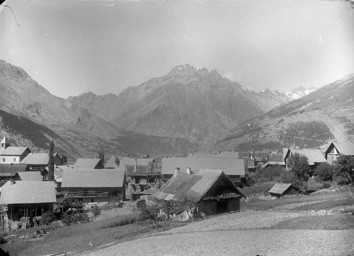 Sujet : Puy-Saint-Vincent Appartient à l’ensemble documentaire : BnGren00 Langue : français