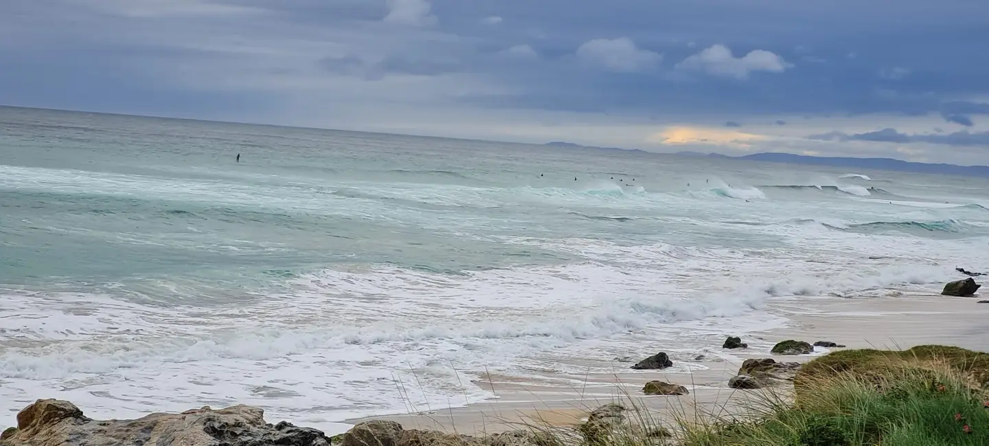 Vista dende os cantís dos surfistas na zona da explanada