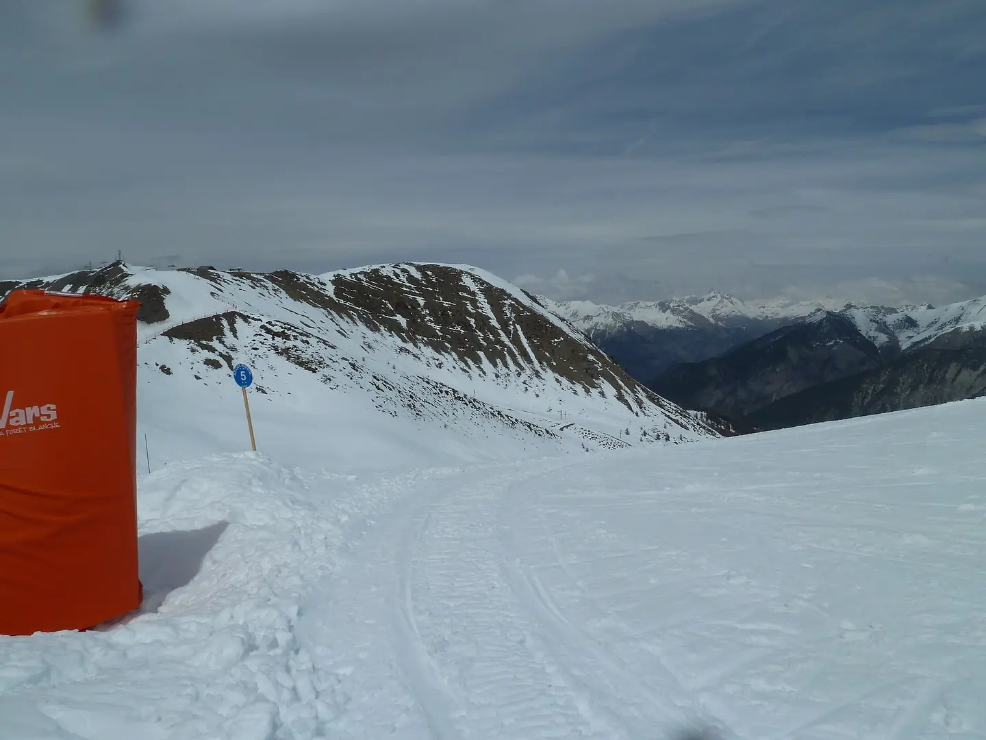 La piste bleue de ski d'accès au domaine de Risoul depuis Vars dans le domaine de la Forêt Blanche à Vars