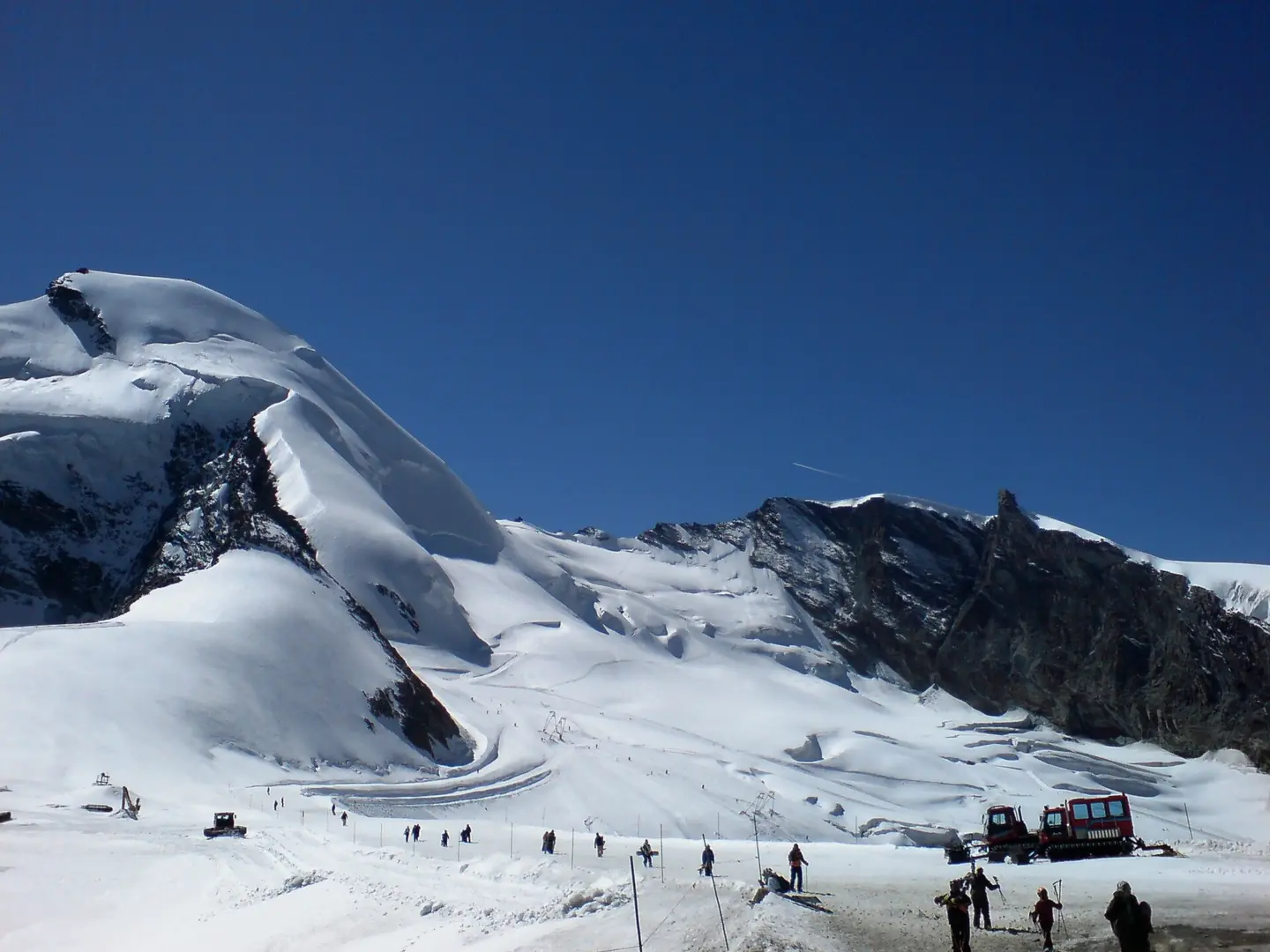 Fee Glacier (Feegletscher) above Saas Fee. Summer ski. View from Mittelallalin
