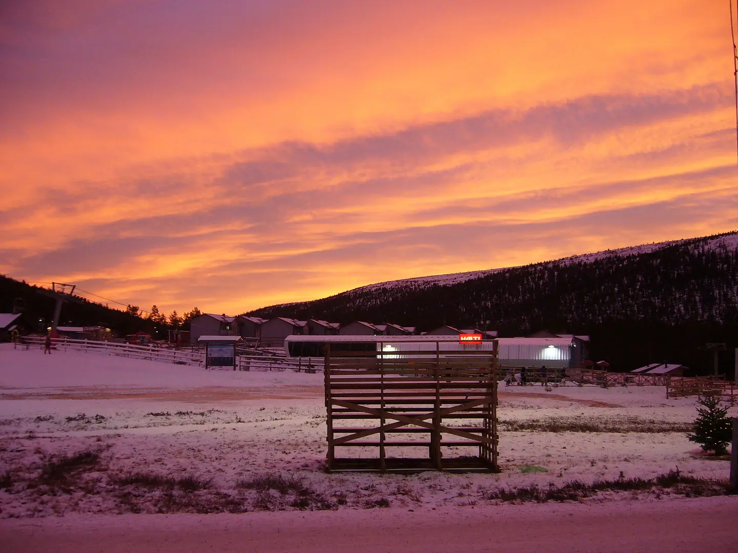 This picture is part of a series: Sunset and a skislope.JPG and Sunset in Sälen.JPG They are taken as a panorama, with 1 starting from the left
