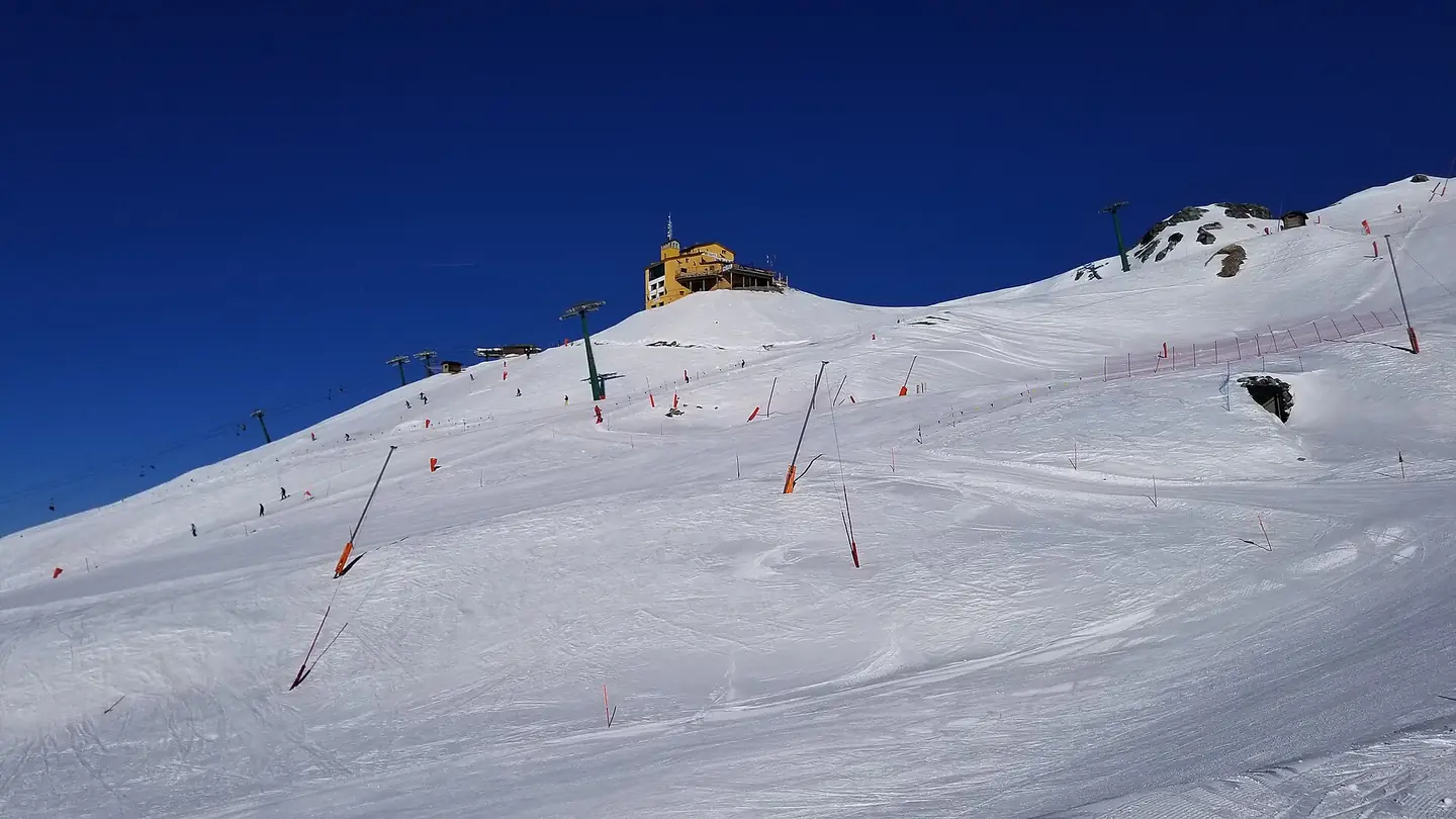 The restaurant and hotel Tana Della Volpe sits atop mount Banchetta, one of the peaks of the Sestriere ski resort within the Vialattea ski area in Italy. The hotel is accessible only by ski lift and stands at an elevation of 2555 m