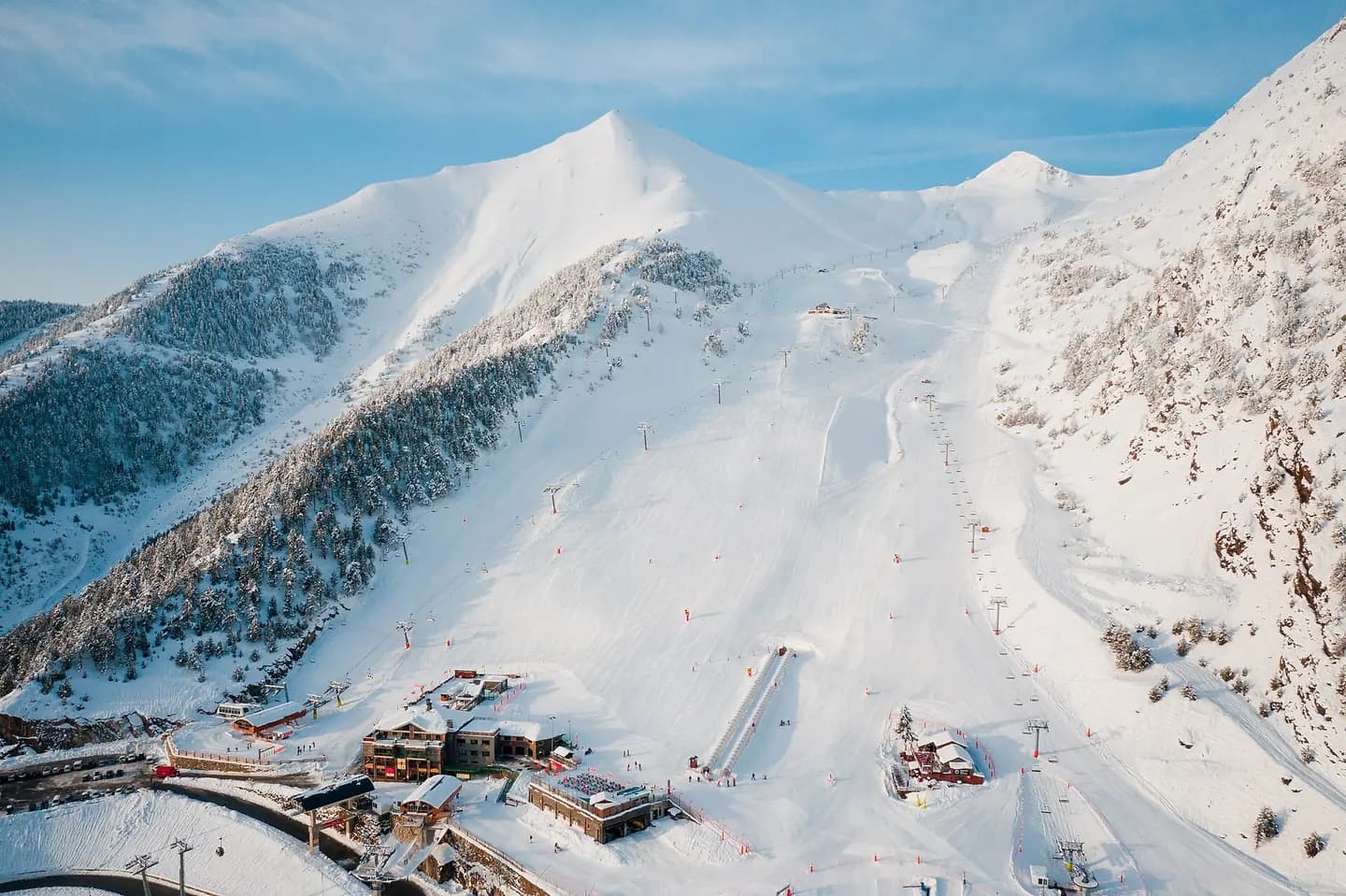 Estación Vallnord Pal Arinsal Vista aerea del sector Arinsal, Comallemple