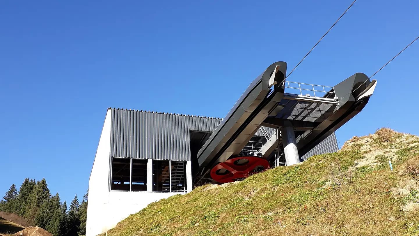 Monocable gondola detachable Warth in Warth Vorarlberg , Austria . Top station