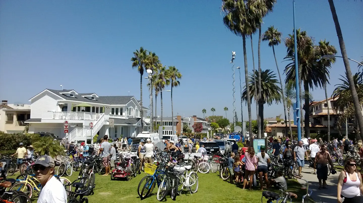 Heavy Traffic viewing giant waves at the Wedge Newport Beach CA photo Don Ramey Logan