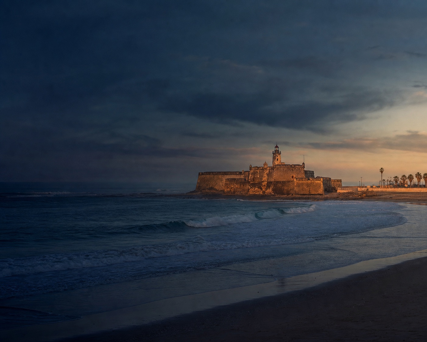 Carcavelos surf sweeping towards the bastions of São Julião da Barra