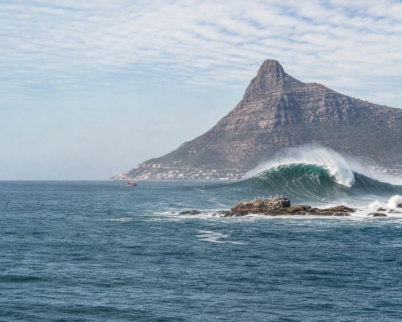 A Dungeons wave breaking beneath Hout Bay's Sentinel Mountain