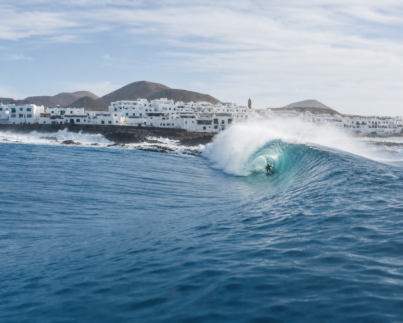 El Quemao barrel breaking beside La Santa's white village