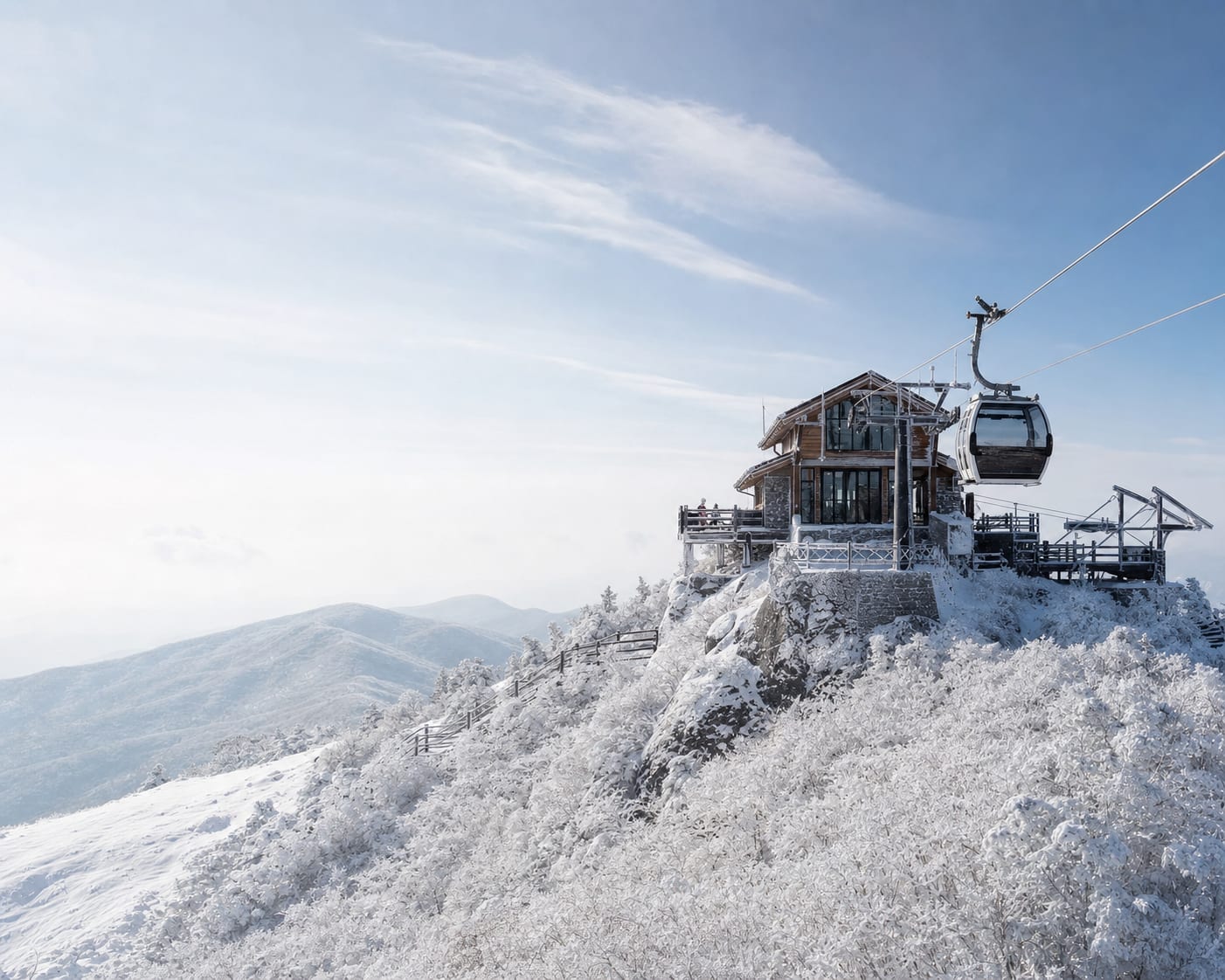Muju gondola beside Seolcheonbong's summit shelter and rime-covered trees