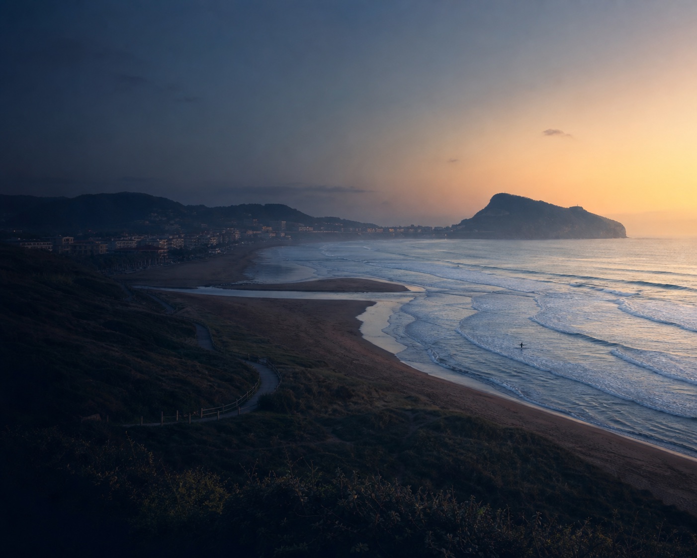 Zarautz surf curving towards the mouse-shaped Mount San AntΓ³n